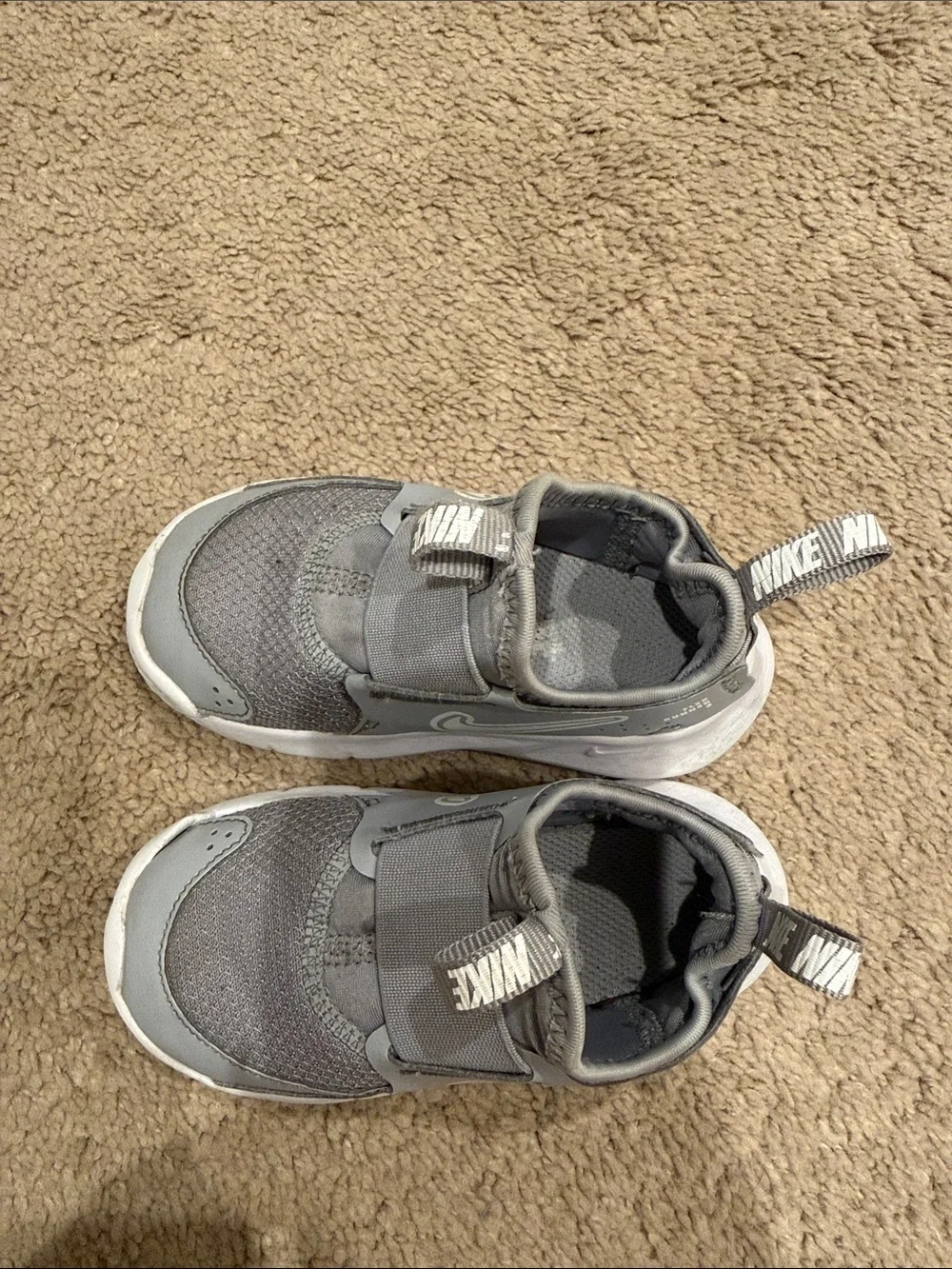 Nike Flex Runner Slip-On Sneakers in Light Gray and White - size 7C